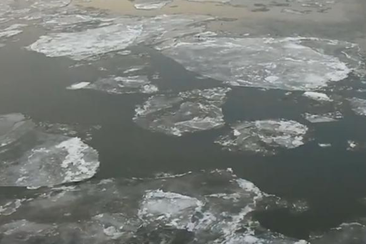 Élve mentettek ki egy vízbe esett nőt a 4 fokos áradó Tiszából