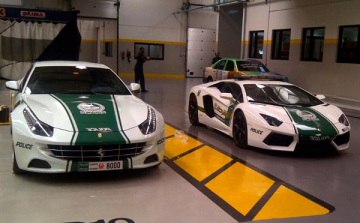 Ferrarival járőröznek a rendőrök