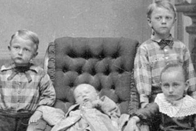 Halottakat élőként fényképezve, ez volt a divat 150 éve