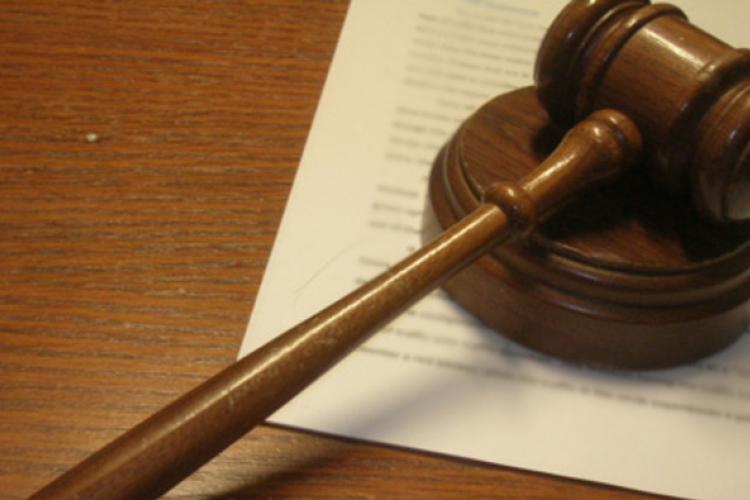 Pénzért leszázalékolást ígérő egészségügyi dolgozókat ítéltek el Szegeden