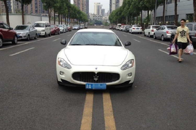 Leparkolt a dupla záróvonalon, és lazán elsétált