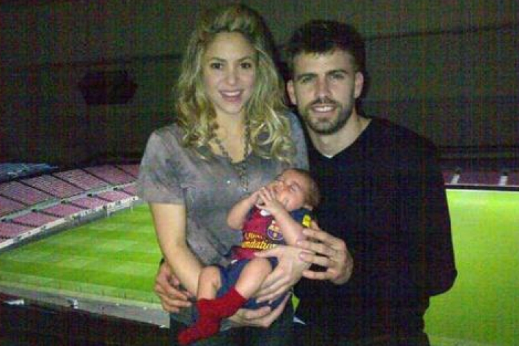 Shakira kisfia mini focimezben pózol