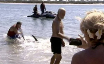 Kirúgták a cápával birkózó gyerekmentőt, mert betegállományban hősködött