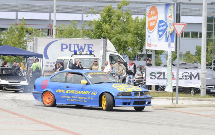 Dübörgő lóerők és új autók a Veszprém Aréna parkolójában. 