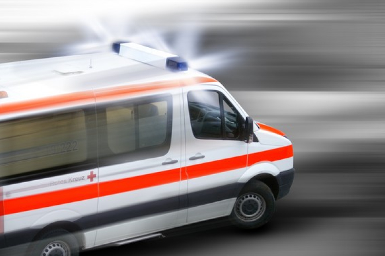 Mentő karambolozott teherautóval a 41-es úton