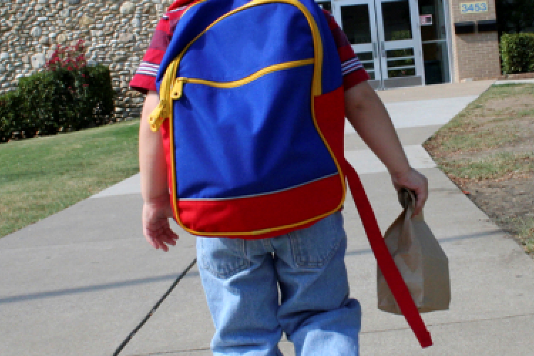 Beiskolázási támogatást kaptak a hősi és szolgálati halottak gyermekei