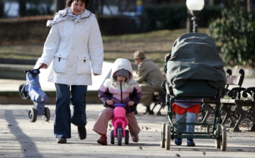 A kismamák munkaerőpiaci visszatérését segíteni a gyed extra