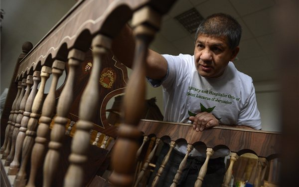 Bölcsőt faragott a brit trónörökösnek Rostás Árpád vándorasztalos