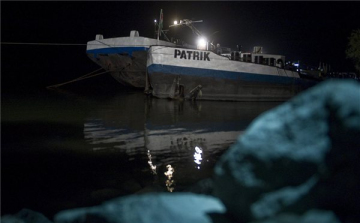 Átfejtették a gázolajat a Dunaföldvárnál megfeneklett hajóból