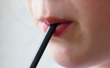 Betiltaná a műanyag szívószálakat és fültisztító pálcikát Nagy-Britannia