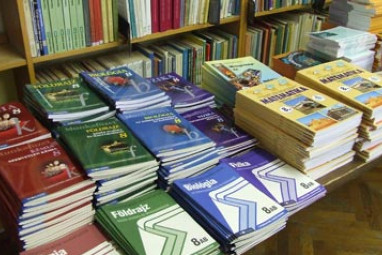 Szállítják már a tankönyveket