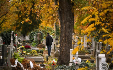 Halottak napja - Országszerte hosszabb ideig tartanak nyitva a temetők