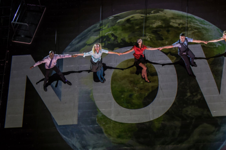 Sziget - Légi katasztrófafilmet idéz a Wired Aerial Theatre produkciója