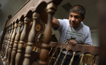 Bölcsőt faragott a brit trónörökösnek Rostás Árpád vándorasztalos