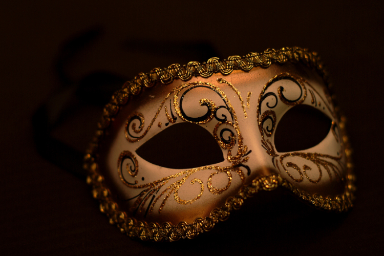 Maszkot viselő katonák