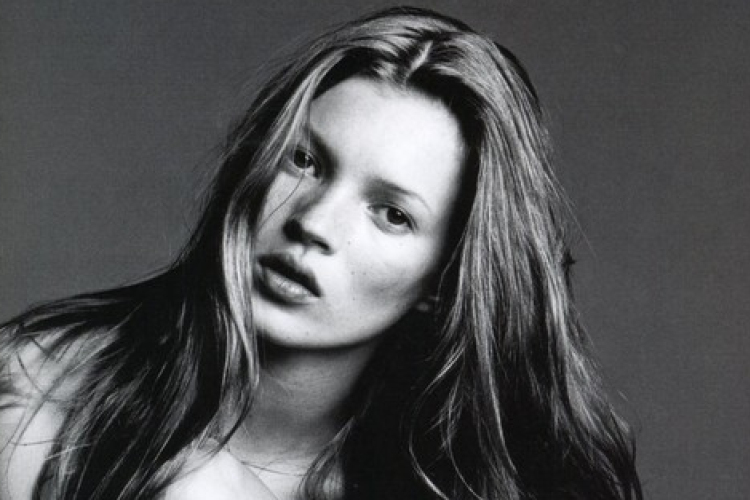 Kate Moss ismét címlapon szexizik!