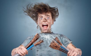 Újabb telefonos baleset Kínában: utángyártott töltő rázott meg egy kínai iPhone tulajdonost, kómában van