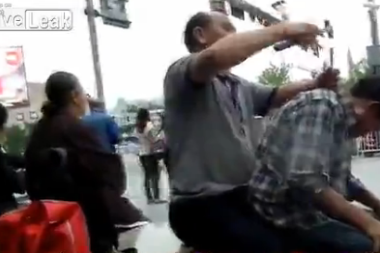 Kalapáccsal és vésővel masszírozott (videó)