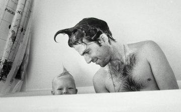 A legjobb apának járó kitűntetést kapja…