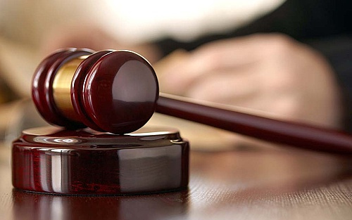 Kényszervallatás miatt ítélt el rendőröket a Debreceni Ítélőtábla