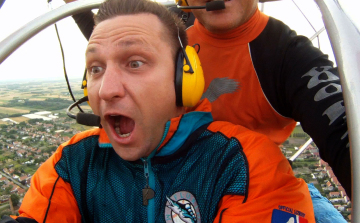 Kefir „bezuhant” a hotelbe