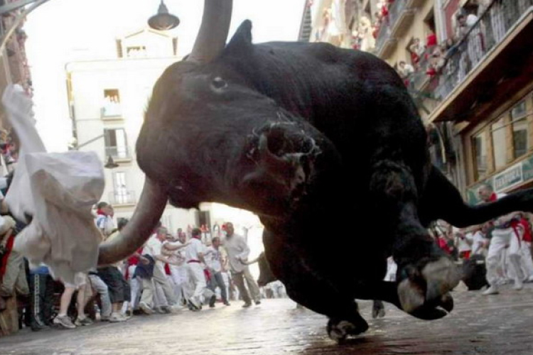 Tucatnyian sérültek meg egy utcai bikaviadalban Spanyolországban