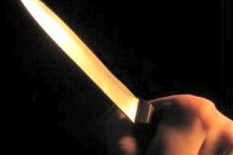 Megtámadtatta magát, hogy imponáljon barátnőjének