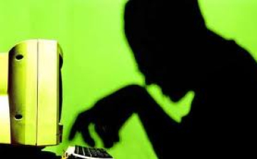 Megfigyeléstől tart a magyar netezők fele 