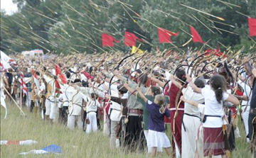 Több ezer hagyományőrző íjász találkozik Ópusztaszeren