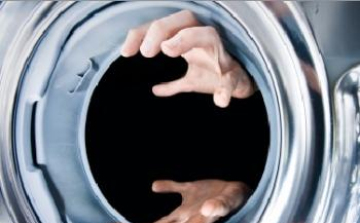 Mosógépbe zárta magát két kínai kisgyerek, megfulladtak