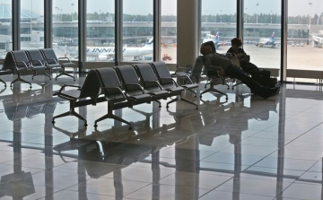 Snowden menedékügye - Orosz ügyvéd: az amerikai informatikus ideiglenes menedékjogi kérelmét 3 hónap alatt elbírálhatják