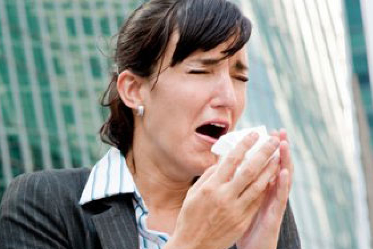 Minden tüsszentésére kificamodik a válla