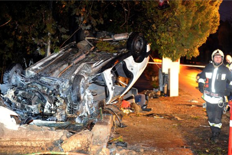 Kerítésnek ütközött egy személyautó a XXII. kerületben - egy ember meghalt