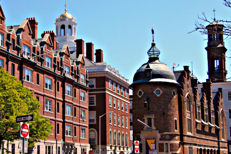 Az amerikai kormányzat megvonja a Harvard Egyetem jogát a külföldi diákok fogadására