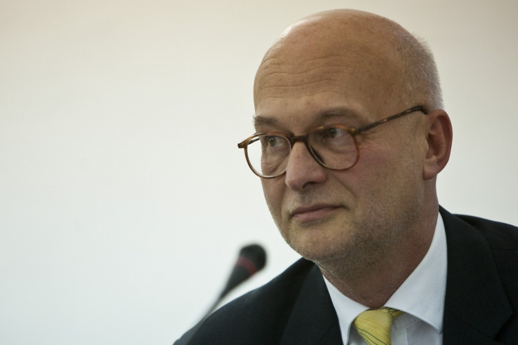 Szabó Máté szerint jogsértő a nyugdíjkassza-hozam részleges elvonása