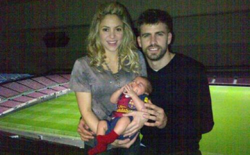 Shakira kisfia mini focimezben pózol