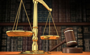 Visszavették a pásztorórázó rendőrt, mert szex közben is elérhette fegyverét