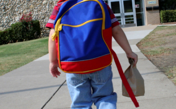 Beiskolázási támogatást kaptak a hősi és szolgálati halottak gyermekei