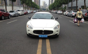 Leparkolt a dupla záróvonalon, és lazán elsétált